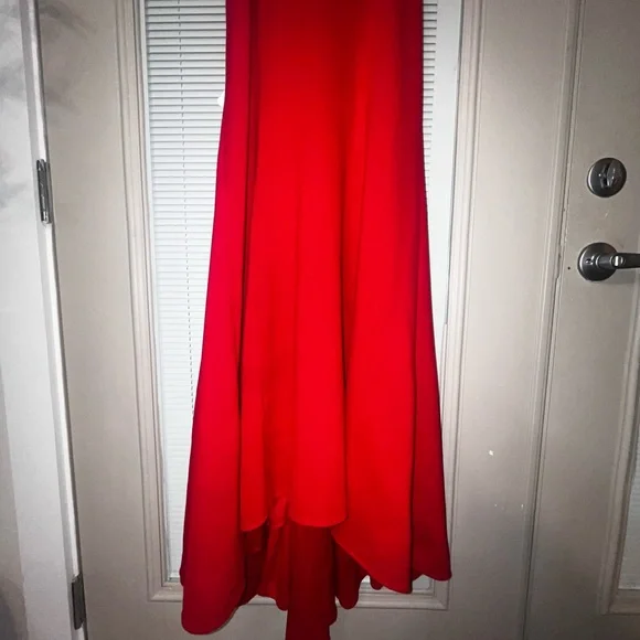 Elegant Red Evening Gown - Picture 4 of 9